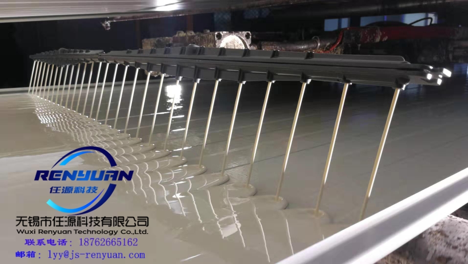 聚氨酯夹芯板生产浇注...